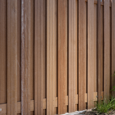Tuinscherm Hardhout Bahia 19planks 14x140mm 180x180cm RVS Geschroefd
